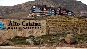 El Alto Calafate Hotel, de 4 estrellas, posee un spa con 2 piscinas climatizadas, y capacidad para recibir hasta 650 personas.