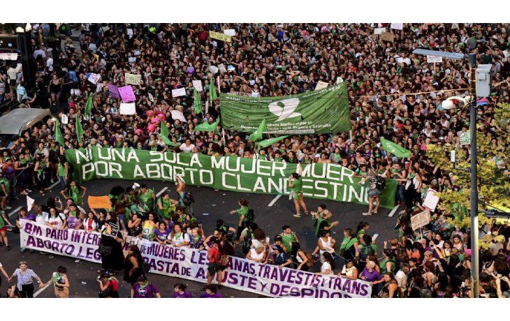 ámbito.com | En la Argentina, la movilización se dio en medio del marco por la despenalización del aborto.