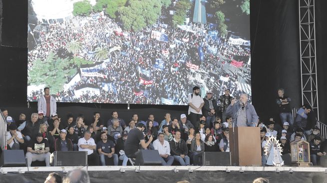 Acto. El secretario de la Unión de Trabajadores de la Economía Popular (UTEP), Esteban “Gringo” Castro, habló en el acto de las organizaciones sociales en Av. 9 de Julio. Dirigentes del Fit encabezaron la manifestación en Plaza de Mayo. Gabriel Solano,Myriam Bregman y Nicolás del Caño, entre otros.