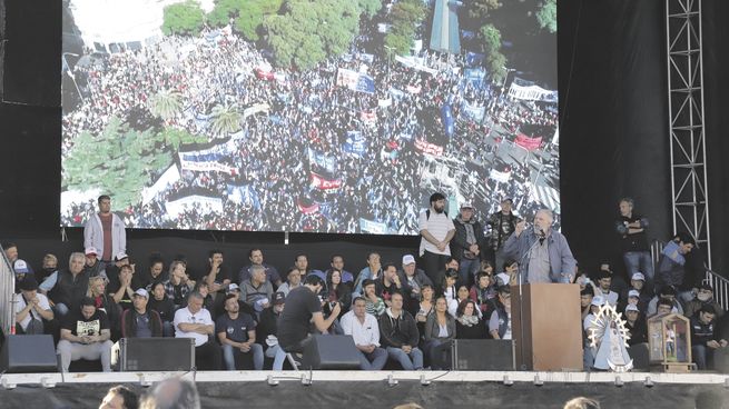 Acto. El secretario de la Unión de Trabajadores de la Economía Popular (UTEP), Esteban “Gringo” Castro, habló en el acto de las organizaciones sociales en Av. 9 de Julio. Dirigentes del Fit encabezaron la manifestación en Plaza de Mayo. Gabriel Solano,Myriam Bregman y Nicolás del Caño, entre otros.