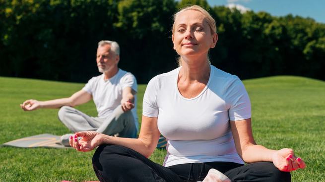 El yoga puede ayudar a conservar la fuerza, equilibrio y bienestar a través de los años.