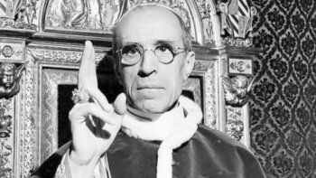 Historiadores aseguran que Adolf Hitler planeó durante nueve meses secuestrar a Pío XII y llevárselo del Vaticano. Algunos aseguran que salvó a más de 1 millón de judíos del nazismo, otros lo bautizaron el papa nazi, por sus vínculos políticos con la Alemania de Hitler.&nbsp; 