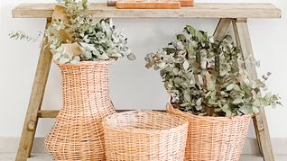 Las canastas de mimbre pueden ser fácilmente reutilizadas par decorar la casa.