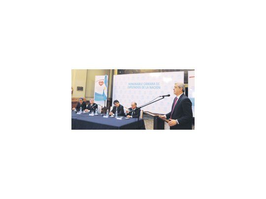Oficialismos. Julián Domínguez se diferenció del senador Miguel Pichetto y respaldó el voto optativo a partir de los 16 años. El jefe del bloque K en el Senado se había pronunciado a favor de la obligatoriedad.