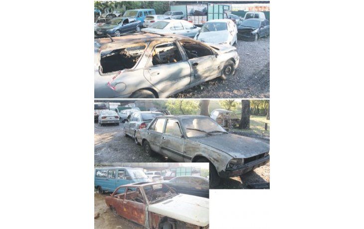 Los autos, en pleno Parque  Tres de Febrero, quitan espacio en los bosques de Palermo, a la vez que contaminan el suelo.  Están allí a la espera de un peritaje de la Justicia o el retiro de sus dueños.  Muchos ya están destruidos.