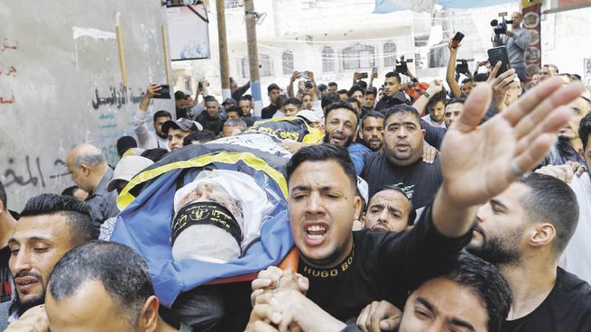 VENGANZA. Militantes de Yihad trasladaron por las calles de Rafah el cuerpo de su comandante Yihad Ghanam, muerto en un ataque aéreo de Israel. Prometieron vengarlo, por lo que se teme una nueva escalada.