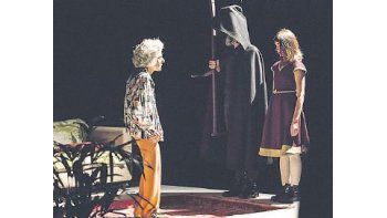ámbito.com | Analía Couceyro (izq.) logra una excelente interpretación de una mujer al borde de la muerte en la obra de Ariel Farace.