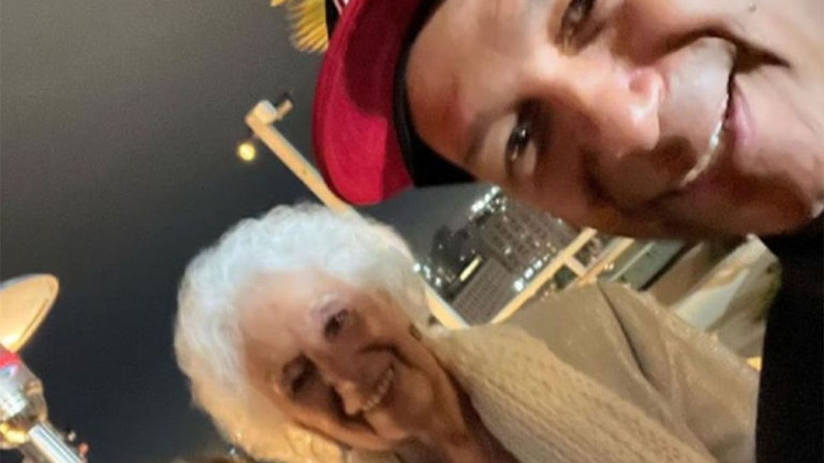 Tom Morello, from Rage Against the Machine, shared a photo with Estela de Carlotto