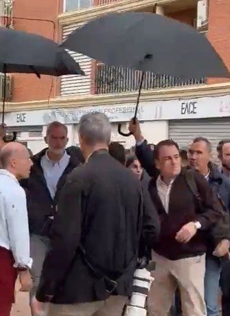 Los ciudadanos le reclaman y agreden a las autoridades por la tardanza en las alertas lanzadas a la población el día de la catástrofe. Los ciudadanos le reclaman y agreden a las autoridades por la tardanza en las alertas lanzadas a la población el día de la catástrofe.