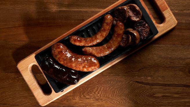 Restaurantes y parrillas de la Ciudad y el conurbano lo homenajean con recetas clásicas, técnicas cuidadas y nuevas interpretaciones.