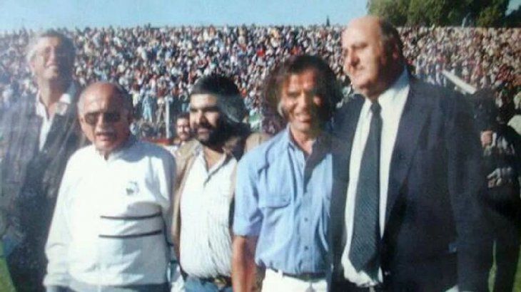 Fue Deportivo Armenio el que, entre 1989 y 1990 llevó el semblante del peronista en el frente de su camiseta de fútbol, y todo se debió a la gran amistad entre Carlos Menem y el ex presidente de la institución, el empresario Armando Gostanian.