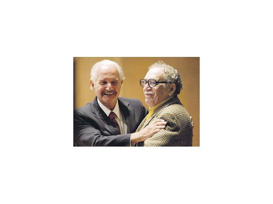 Con Gabriel García Márquez, otro integrante del legendario «boom», con quien (según dijo la semana pasada) ya no se hablaba demasiado.