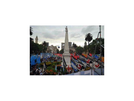 Militantes en Plaza de Mayo.