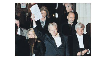 Julian Assange muestra el documento por el que la Justicia británica le concedió la libertad en espera de que culmine el proceso de extradición iniciado por Suecia. Le fijaron una fuerte fianza, le colocaron una pulsera electrónica y lo obligan a presentarse periódicamente en una comisaría.
