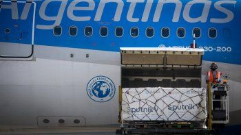 El domingo llega el principio activo para comenzar la producción argentina de la Sputnik V.