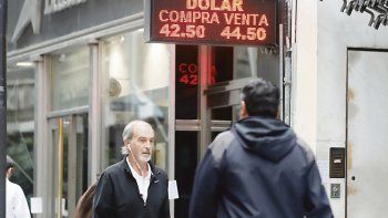 futuros y tasa no logran frenar al dolar ($44,56)