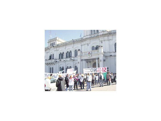 Vecinos de Gualeguaychú se movilizaron hacia la Casa de Gobierno de Entre Ríos para manifestar su respaldo a los asambleístas querellados.