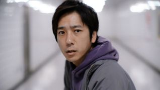 Kazunari Ninomiya en Exit 8, una tediosa recorrida filosófica por los pasillos del subte de Tokio Kazunari Ninomiya en Exit 8, una tediosa recorrida filosófica por los pasillos del subte de Tokio