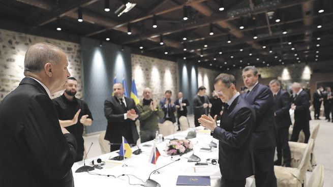 ANFITRIÓN. El presidente de Turquía, Recep Tayyip Erdogan, saludó a los negociadores rusos y ucranianos al comienzo de una ronda de negociaciones en Estambul.