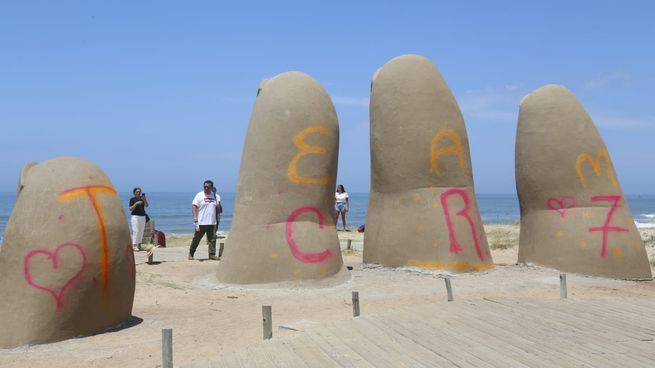 Vandalizaron el Monumento La Mano y su reparación costará 170.000 pesos.