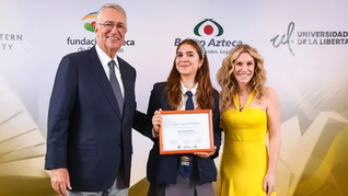 Entrega de becas del Banco Azteca.