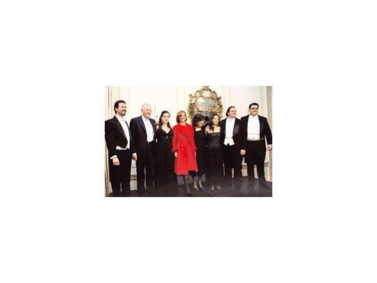 Los jóvenes cantantes Marina Silva, Florencia Machado, Duilio Smiriglia y Fabián Veloz posan junto al pianista Marcelo Ayub, Alejandro Cordero, Teresa Bulgheroni y la directora del Instituto del Colón Ana Massone, después del recital.