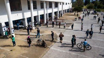 En gran número, los chilenos acuden a los centros de votación. El Estadio Nacional, que funcionó como centro de tortura durante la dictadura de Augusto Pinochet, ahora se presenta como símbolo de la democracia en el referéndum.