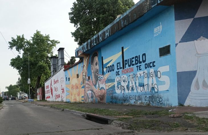 Las imágenes aparecieron con frases contra Claudio “Chiqui” Tapia y la AFA. Las imágenes aparecieron con frases contra Claudio “Chiqui” Tapia y la AFA.