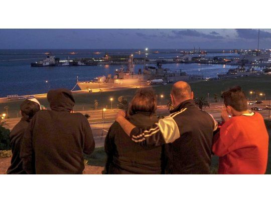 Una sonda captó en el mar un ruido a 200 metros de profundidad, pero descartaron que se trate del ARA San Juan. Por otra parte, la Armada confirmó que la nave sufrió un cortocircuito en una de sus baterías antes de perder contacto. Condiciones climáticas desfavorables dificultan el operativo de búsqueda.