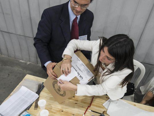 Los ciudadanos argentinos que vivan en el exterior podrán votar vía correo.