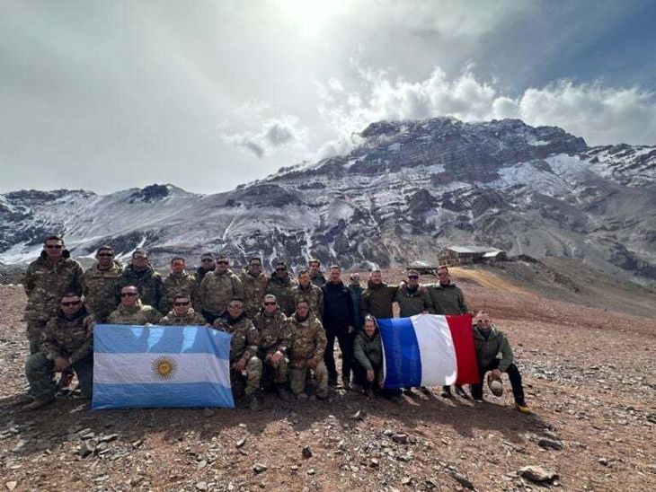 Los representantes nacionales comparten la expedición con el Ejército francés e indio. Los representantes nacionales comparten la expedición con el Ejército francés e indio.