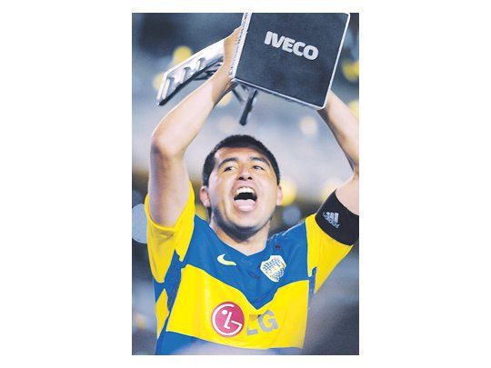 Riquelme levanta la copa del Apertura: «Mi objetivo es alcanzar a Roberto Mouzo en cantidad de partidos. Me quedan 100 partidos más en Boca», dijo.