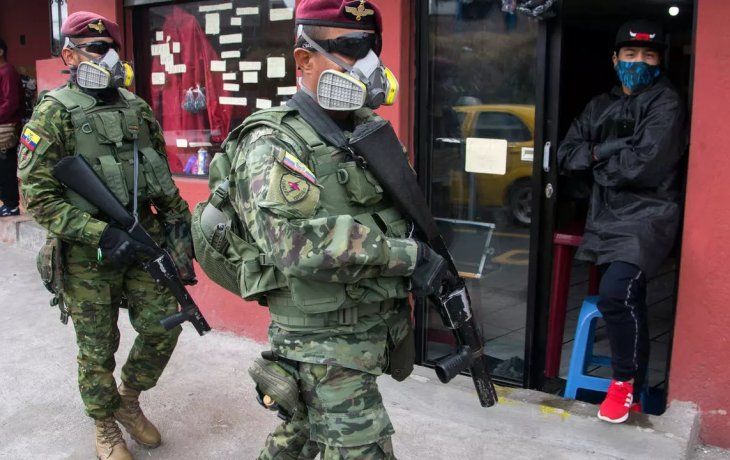 Los militares ecuatorianos patrullan las zonas m&aacute;s afectadas por el coronavirus en Quito.