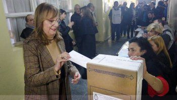 La gobernadora de Santa Cruz, Alicia Kirchner, al emitir su voto.