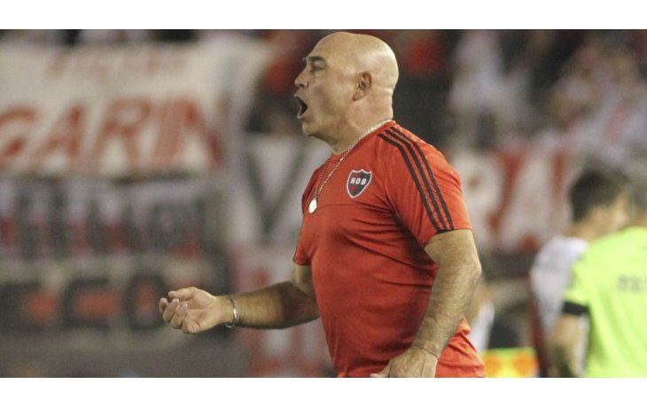 Llop acusó a la dirigencia de Newells de hablar con otros entrenadores.