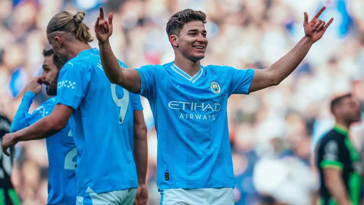 Julián Álvarez opened the victory for Manchester City, which leads the Premier League
