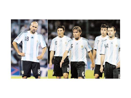 La preocupación en el rostro de Zanetti, Heinze, Dátolo y Mascherano: ninguno esperaba una derrota con Brasil. Verón se mostró como el eje del equipo, pero le faltaron socios para desequilibrar a la defensa brasileña.