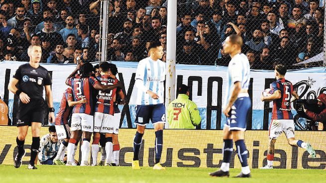 Salvador. Bareiro, quien anotó el empate para San Lorenzo cuando agonizaba el partido. Lo sufrió Racing.