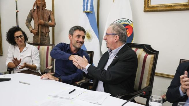 El secretario general del CFI, Ignacio Lamothe, estrecha su mano con el gobernador de Misiones, Hugo Passalacqua.