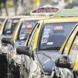 El Gobierno de la Ciudad empuja cambios al régimen de taxis y regula aplicaciones de viajes. El Gobierno de la Ciudad empuja cambios al régimen de taxis y regula aplicaciones de viajes.