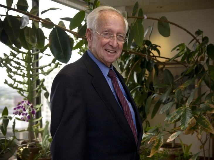 Stephen Jarislowsky, passionate about the arts, donated $2 million to create the Quebec and Canada Chair of Contemporary Art Stephen Jarislowsky, passionate about the arts, donated $2 million to create the Quebec and Canada Chair of Contemporary Art