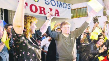 Festejos. Melella, acompañado de su vice Mónica Urquiza, celebró tarde la victoria que lo llevará a la gobernación de Tierra del Fuego por las demoras en el recuento de votos que se extendió hasta la madrugada del lunes.