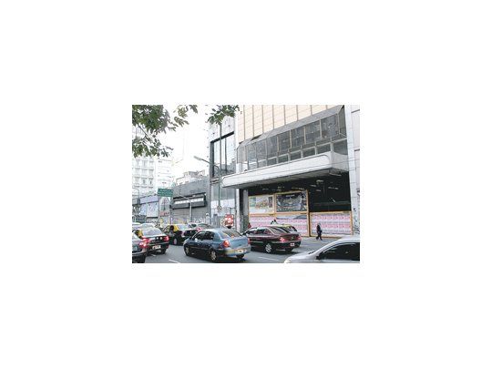 Hay siete locales cerrados desde hace años. Los agentes inmobiliarios están intentando reactivar esta cuadra de la ciudad por la que ya pocos caminan.