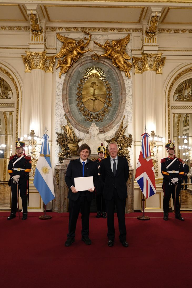 Javier Milei junto al nuevo embajador del Reino Unido, David Cairns.