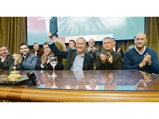 Gesto. Junto a intendentes de diferente signo político, el gobernador firmó el pacto fiscal que busca contener el impacto de la recesión.