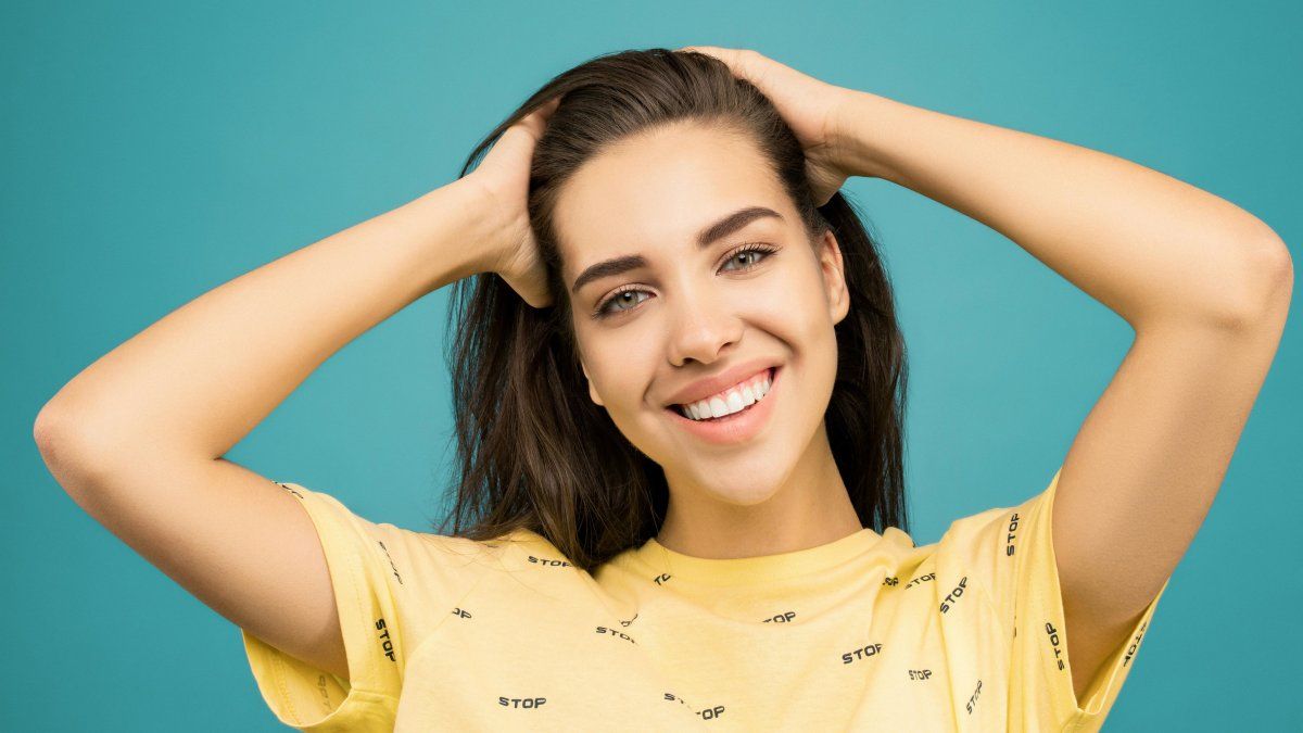 What it means to touch your hair when you talk according to psychologists
