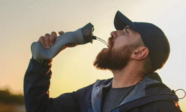 Millones enfrentan riesgos al beber agua en la naturaleza; esta botella compacta promete purificar sin esfuerzo en cada aventura. Millones enfrentan riesgos al beber agua en la naturaleza; esta botella compacta promete purificar sin esfuerzo en cada aventura.