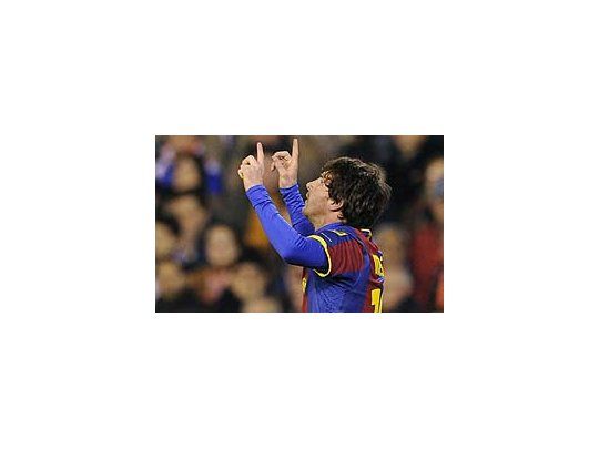 Lionel Messi y su típico festejo mirando al cielo. Es el goleador de la liga española con 27 tantos en 26 encuentros. Inigualable.