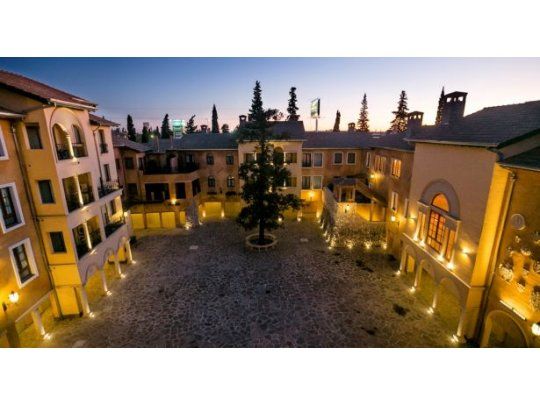 Abren complejo inspirado en pueblos de la Toscana italiana
