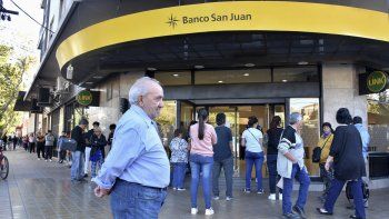 En los últimos días el BCRA&nbsp;dispuso que todas las entidades deben elevar los montos de extracción por cajero automático a un mínimo de 15.000 pesos -acumulado diario-.
